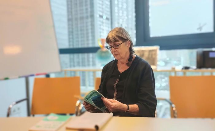 Đạo diễn Gunilla Bresky trầm tư bên khung cửa đầy nắng của Đại sứ quán Thuỵ Điển tại Việt Nam trong một chiều thu Hà Nội cùng những cuốn sách của nhà văn Sara viết về Việt Nam.