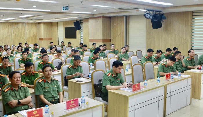 Các đại biểu và học viên lớp bồi dưỡng kiến thức quốc phòng an ninh đối tượng 2 trong CAND.