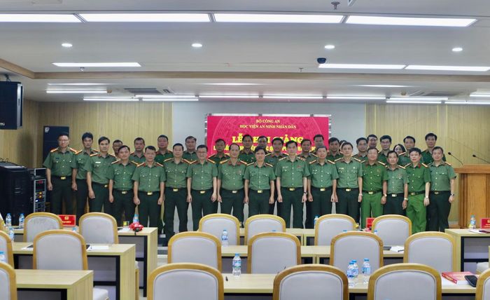 Lãnh đạo Học viện ANND chụp ảnh với các học viên tham dự lớp bồi dưỡng.