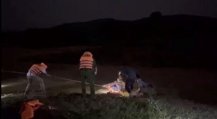 Công an xã Sông Lũy cứu anh S. đêm tối.