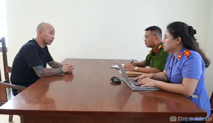 Cơ quan chức năng lấy lời khai đối tượng Phạm Trung Kiên.