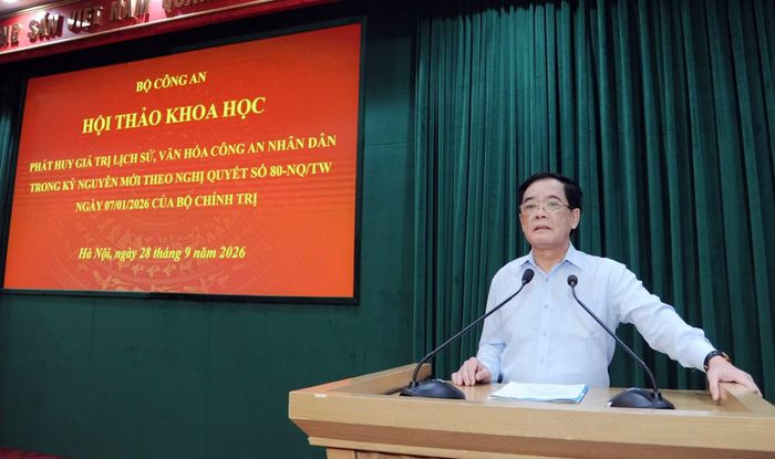 Nhà báo, TS Nhị Lê, nguyên Phó Tổng biên tập Tạp chí Cộng sản chia sẻ tại hội thảo.