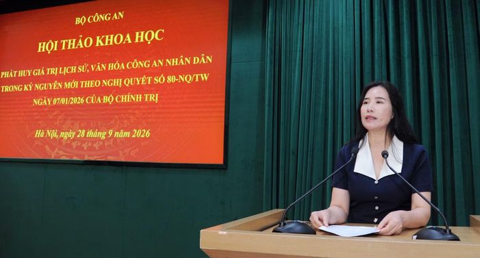 Các đại biểu tham luận tại hội thảo.