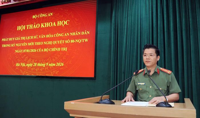 Đại tá, TS Nguyễn Minh Khương, Phó Cục trưởng Cục Khoa học, Chiến lược và Lịch sử Công an điều hành tham luận tại hội thảo.