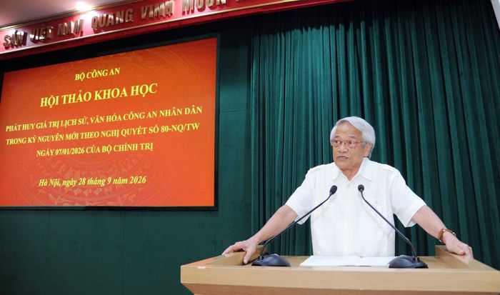 Các đại biểu tham luận tại hội thảo.