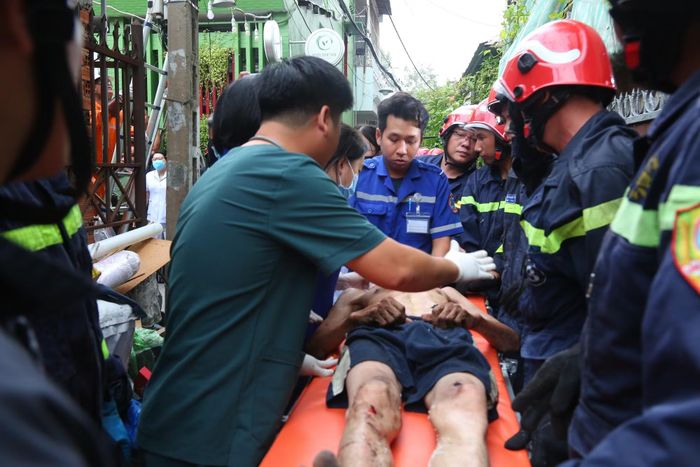 Những người mắc kẹt trong nhà được đưa ra ngoài.