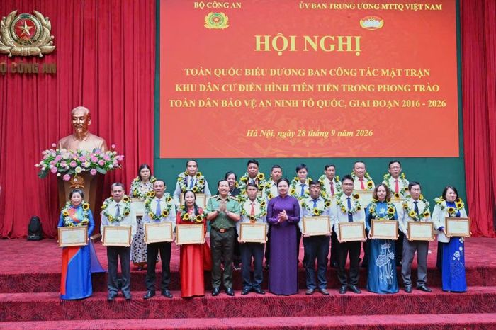 Thứ trưởng Lê Văn Tuyến và đồng chí Hà Thị Nga trao Bằng khen và hoa chúc mừng các tập thể điển hình tiên tiến.