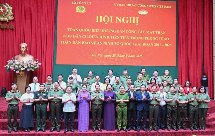 Thứ trưởng Lê Văn Tuyến, đồng chí Hà Thị Nga và các đại biểu tham dự hội nghị.