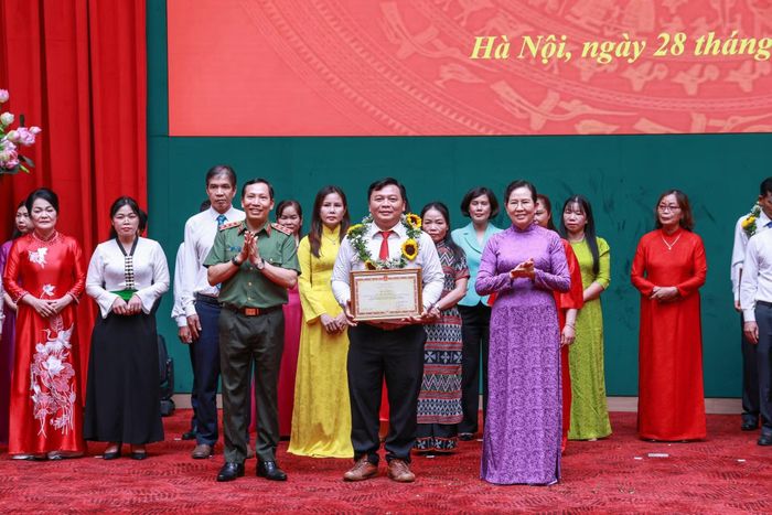 Thứ trưởng Lê Văn Tuyến và đồng chí Lê Thị Thủy trao Bằng khen của Bộ Công an và tặng hoa chúc mừng các tập thể, cá nhân điển hình tiên tiến.