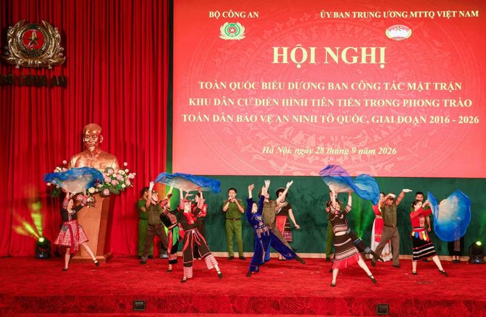 Chương trình văn nghệ đặc sắc chào mừng hội nghị.