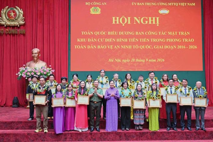 Thứ trưởng Lê Văn Tuyến và đồng chí Lê Thị Thủy chụp ảnh lưu niệm cùng các tập thể, cá nhân điển hình tiên tiến.