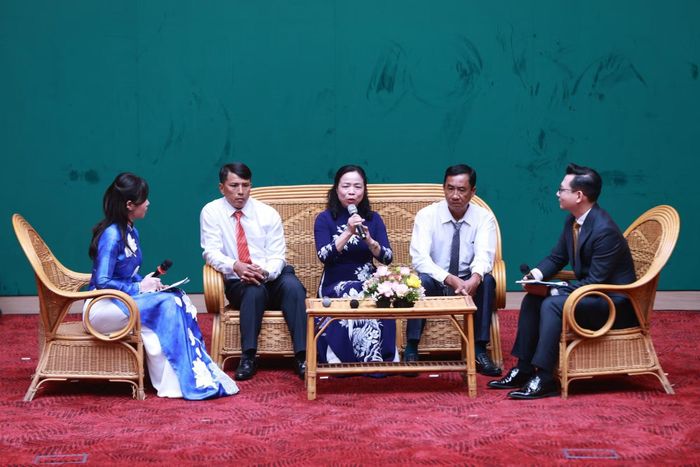 Các đại biểu đại diện Ban công tác mặt trận tiêu biểu giao lưu, chia sẻ kinh nghiệm công tác vận động quần chúng tích cực tham gia phong trào bảo vệ ANTQ tại địa bàn.