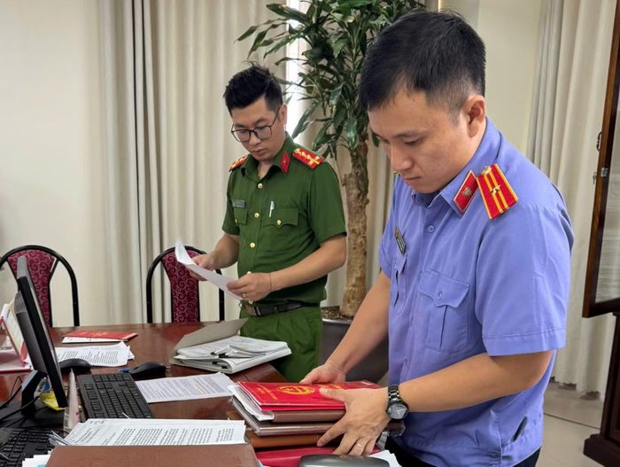 Lực lượng chức năng khám xét nơi làm việc của bị can Lộc Thị Hồng.