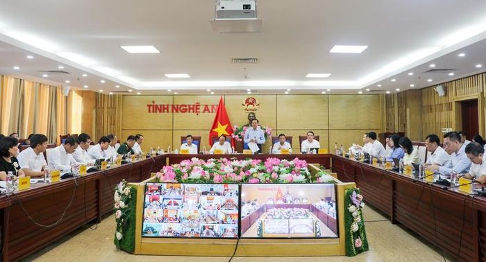 Quảng cảnh phiên họp trực tuyến 9 tháng đầu năm ở Nghệ An.