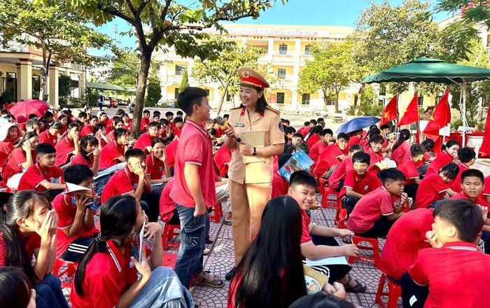Học sinh sôi nổi tham gia chương  trình tuyên truyền, phổ biến pháp luật về trật tự, an toàn giao thông với chủ đề "An toàn giao thông vì ngày mai tươi sáng".