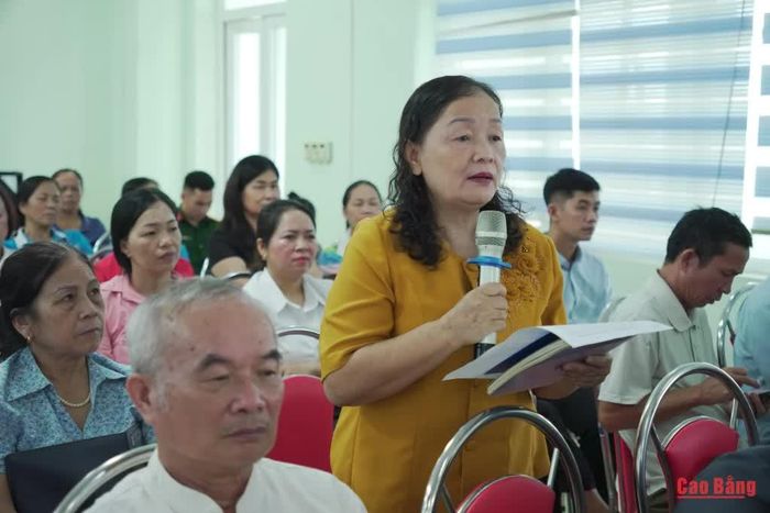 Cử tri phường Nùng Trí Cao phát biểu ý kiến, kiến nghị.