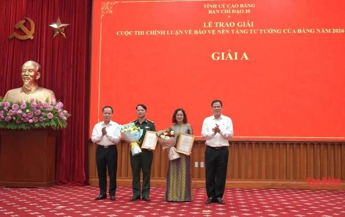 Phó Bí thư Tỉnh ủy, Chủ tịch Ủy ban MTTQ tỉnh Vũ Hồng Quang và Trưởng Ban Tuyên giáo Tỉnh ủy, Trưởng Ban Tổ chức Cuộc thi Nông Thanh Tùng trao 2 giải A cho các tác giả, nhóm tác giả.