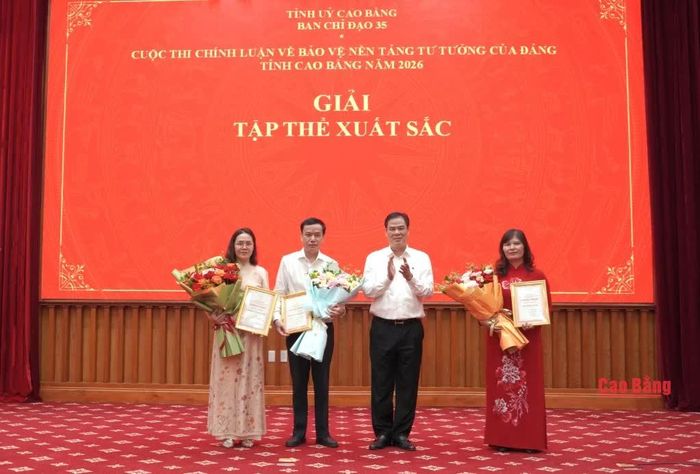 Đồng chí Vũ Hồng Quang, Phó Bí thư Tỉnh ủy, Chủ tịch Ủy ban MTTQ tỉnh trao giấy chứng nhận cho 3 tập thể có thành tích xuất sắc.