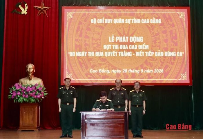 Đại tá Ma Công Học, Chính ủy Bộ Chỉ huy Quân sự tỉnh ký chứng nhận giao ước thi đua.