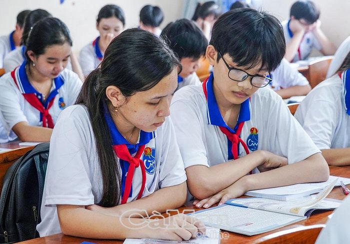 Các trường tại Sông Ðốc sắp xếp học sinh chưa có sách giáo khoa ngồi cùng bạn có sách, bảo đảm việc học của các em không bị gián đoạn.