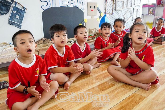 Nhóm trẻ tại Trường Mầm non Sông Ðốc trong giờ sinh hoạt vui chơi.