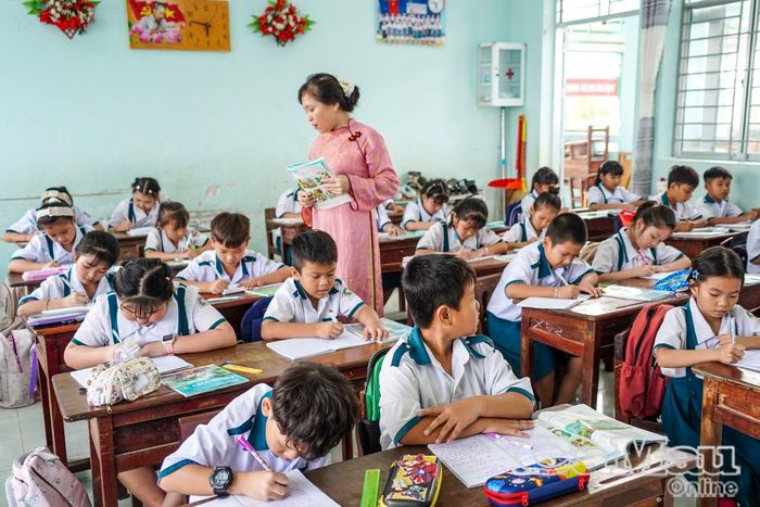 Sau khai giảng, học sinh Trường Tiểu học Sông Đốc duy trì khá đều sĩ số, từng bước ổn định nền nếp học tập.