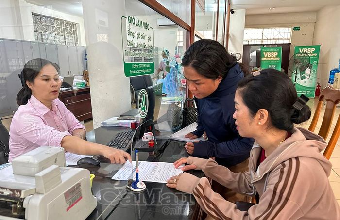  Chị Vũ Thị Thường, ấp Đầm Cùng, xã Cái Nước (bìa phải), thực hiện thủ tục vay vốn mua nhà ở xã hội.