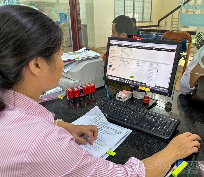 Cán bộ NHCSXH chi nhánh tỉnh Cà Mau rà soát, xử lý hồ sơ vay vốn mua nhà ở xã hội.
