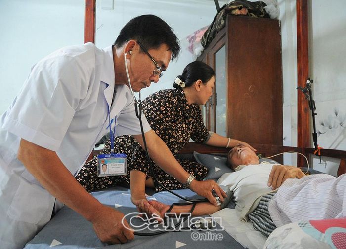 Sự ân cần, tận tình của nhân viên y tế giúp người dân yên tâm khi được khám sức khoẻ ngay tại nhà.
