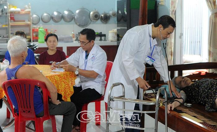 Sự phối hợp giữa y tế, chính quyền địa phương và gia đình góp phần tạo mạng lưới chăm sóc sức khoẻ gần dân, sát dân.