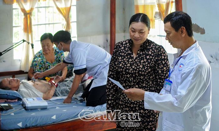 Trong quá trình thăm khám, nhân viên y tế hướng dẫn người dân sử dụng thuốc và theo dõi sức khoẻ tại nhà.