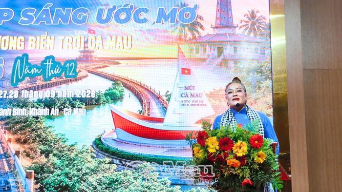 Bà Đặng Thị Ngọc Huệ, Chủ nhiệm Câu lạc bộ Truyền thông và Kết nối yêu thương, Trưởng Ban tổ chức Hành trình Caravan “Thắp sáng ước mơ” lần thứ 12, phát biểu cảm ơn địa phương và các đơn vị đồng hành.