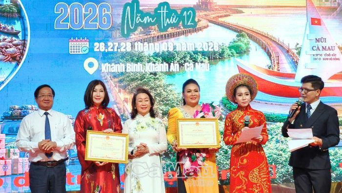  Phó Chủ tịch Thường trực Uỷ ban MTTQ Việt Nam tỉnh Cà Mau Lê Thanh Triều trao Bằng khen của Chủ tịch UBND tỉnh tặng 2 tập thể có nhiều đóng góp cho công tác xã hội, từ thiện tại địa phương.