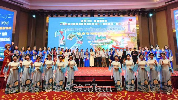  Các đồng chí lãnh đạo tỉnh và đại biểu chụp ảnh lưu niệm cùng Đoàn Caravan.
