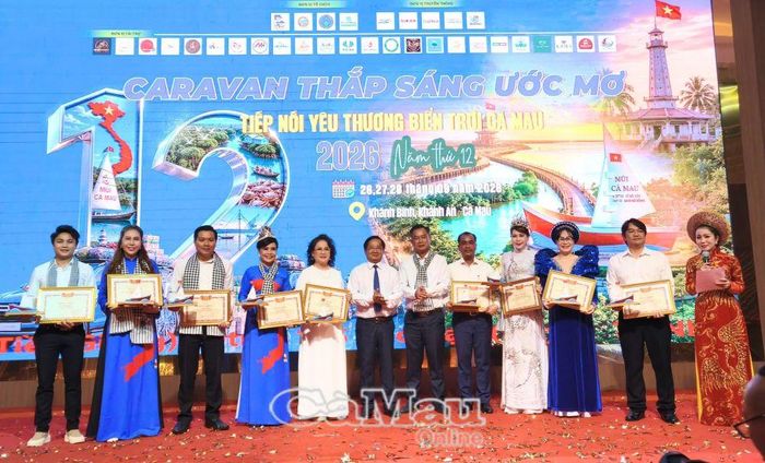 Phó Chủ tịch Thường trực Uỷ ban MTTQ Việt Nam tỉnh Cà Mau Lê Thanh Triều và Phó Chủ tịch Uỷ ban MTTQ Việt Nam tỉnh Cà Mau, Chủ tịch Hội Chữ thập đỏ tỉnh Nguyễn Văn Khởi trao Bằng khen của Uỷ ban MTTQ Việt Nam tỉnh Cà Mau tặng 15 cá nhân có thành tích đóng góp cho công tác xã hội, từ thiện tại địa phương.