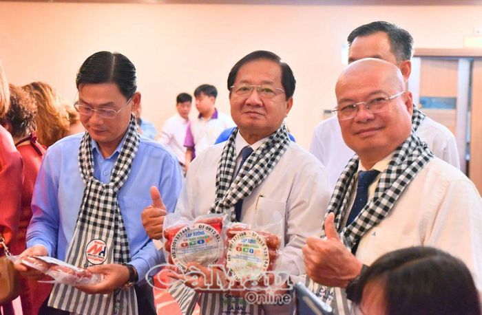 Đồng chí Lê Thanh Triều, Uỷ viên Ban Thường vụ Tỉnh uỷ, Phó Chủ tịch Thường trực Uỷ ban MTTQ Việt Nam tỉnh Cà Mau(đứng giữa); đồng chí Nguyễn Quốc Danh, Phó Giám đốc Báo và phát thanh, truyền hình Cà Mau (bìa trái) và đại biểu tham quan các gian hàng tại chương trình kết nối giao thương giới thiệu sản phẩm đặc sản Cà Mau.