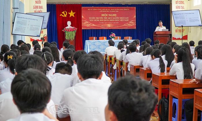 Học sinh Trường THPT Hồ Thị Kỷ tham dự Hội nghị tuyên truyền thu hút nguồn nhân lực xây dựng Hải quân nhân dân Việt Nam.