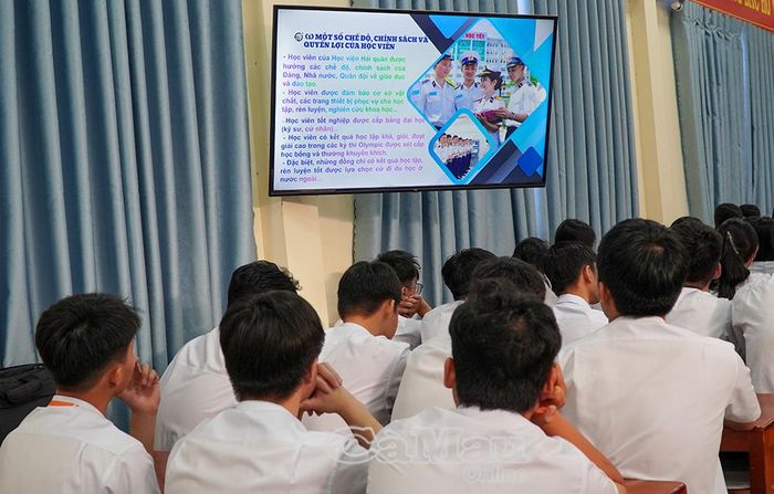 Học sinh tìm hiểu môi trường học tập, rèn luyện và công tác trong Hải quân nhân dân Việt Nam.