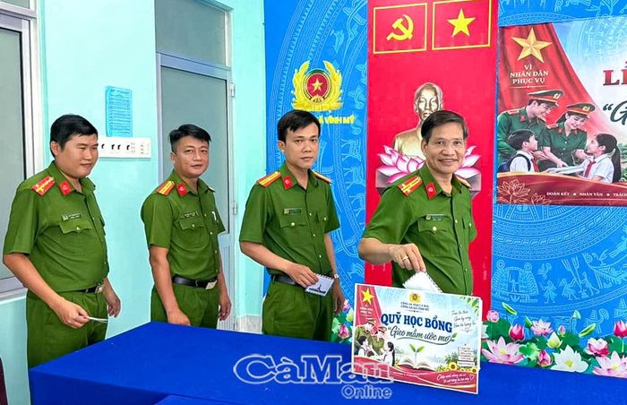 Công an xã Vĩnh Mỹ ra mắt Quỹ học bổng “Gieo mầm ước mơ” hỗ trợ, tiếp sức học sinh có hoàn cảnh khó khăn trên địa bàn. (Ảnh: Thuỳ Như)