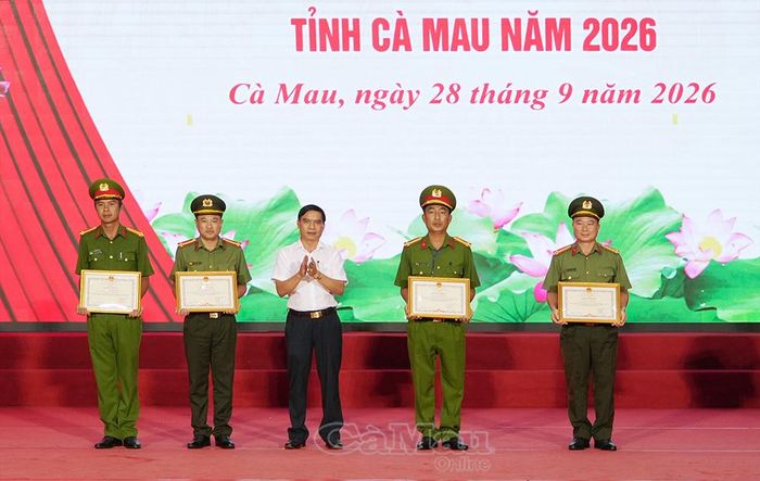 Ông Bùi Đông Thuận, Phó Chánh Văn phòng UBND tỉnh Cà Mau, trao Bằng khen của Chủ tịch UBND tỉnh cho các cá nhân có thành tích xuất sắc trong tổ chức và tham gia Hội thi.