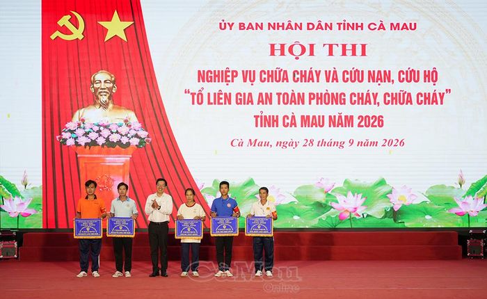Ông Hồ Tấn Lộc, Phó Giám đốc Báo và phát thanh, truyền hình Cà Mau, trao cờ lưu niệm cho các đội đoạt giải phần thi thực hành.