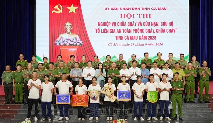 Các đại biểu chụp ảnh lưu niệm cùng đội xã Tân Lộc, đơn vị đoạt giải Nhất toàn đoàn.