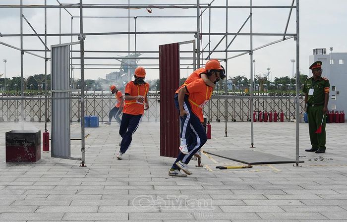  Đội thi xã Phong Thạnh thực hiện nội dung cứu người trong đám cháy.