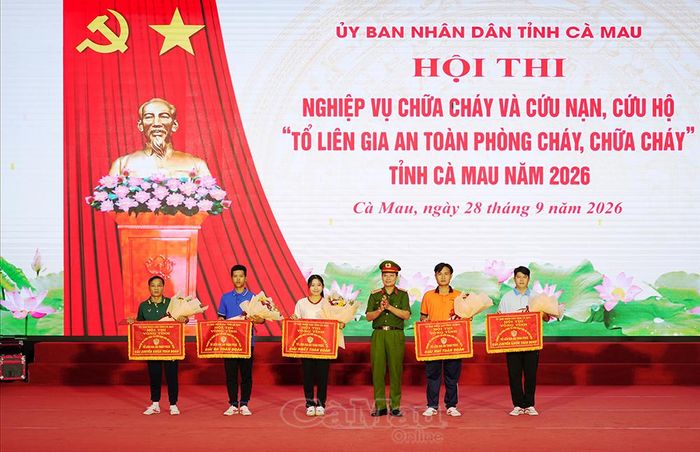 Đại tá Trần Văn Thi, Phó Giám đốc Công an tỉnh Cà Mau, Trưởng Ban tổ chức Hội thi, trao cờ lưu niệm cho các đội đoạt giải toàn đoàn.