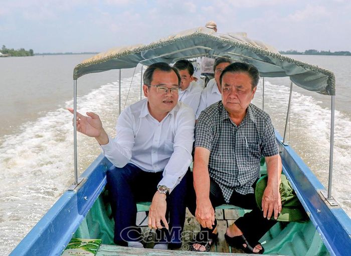 Đồng chí Lê Minh Hoan, nguyên Uỷ viên Ban Chấp hành Trung ương Đảng, nguyên Phó Chủ tịch Quốc hội (bìa phải), cùng đồng chí Nguyễn Thế Châu, Bí thư Đảng uỷ, Chủ tịch HĐND Xã Trần Văn Thời khảo sát thực tế khu vực Đầm Thị Tường.