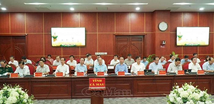 Đồng chí Nguyễn Hồ Hải, Uỷ viên BCH Trung ương Đảng, Bí thư Tỉnh uỷ, Trưởng đoàn Đại biểu Quốc hội tỉnh Cà Mau (giữa); cùng Thường trực Tỉnh uỷ, HĐND, UBND tỉnh, dự phiên họp trực tuyến.