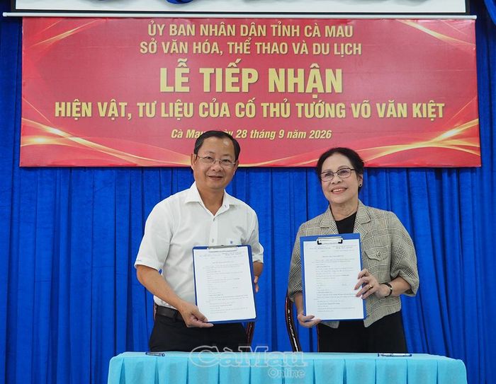  Đồng chí Nguyễn Quốc Thanh và bà Võ Hiếu Dân ký biên bản bàn giao, tiếp nhận hiện vật, tư liệu.