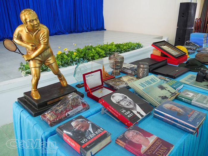 Nhiều hiện vật, tư liệu, hình ảnh được gia đình trao tặng Bảo tàng Lịch sử Đảng bộ tỉnh Cà Mau.