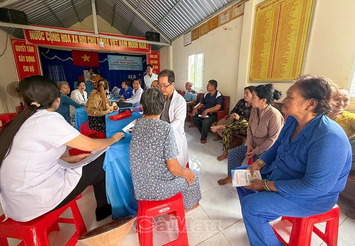 Dù điều kiện đi lại còn khó khăn, người dân xã Đất Mới vẫn tích cực tham gia khám sức khoẻ.