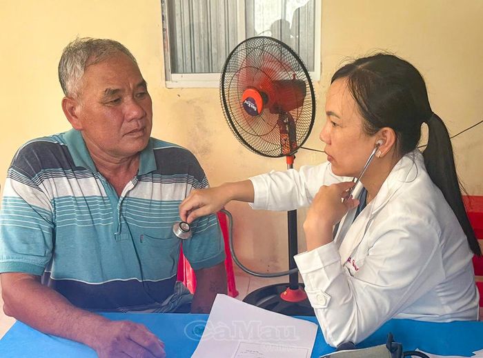 Ông Nguyễn Tuấn Kiệt, ấp Lâm Hải được cán bộ chuyên môn Trạm Y tế xã Đất Mới khám sàng lọc.
